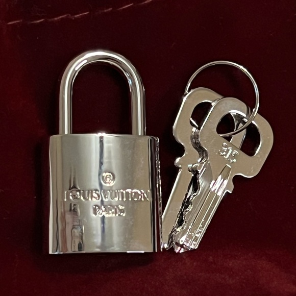 Silver LV Lock & Key #315 - Picture 2 of 4